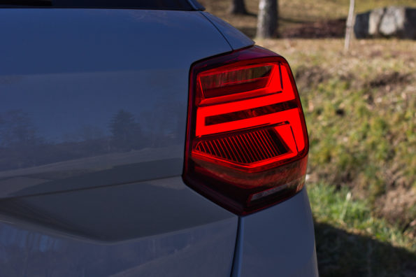 Audi Q2 S Line Plus - Détail feu arriere