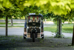 Tricycle Indien Nunam propulsé par une batterie Audi