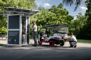 Tricycle Indien Nunam propulsé par une batterie Audi