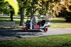 Tricycle Indien Nunam propulsé par une batterie Audi