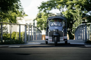 Tricycle Indien Nunam propulsé par une batterie Audi