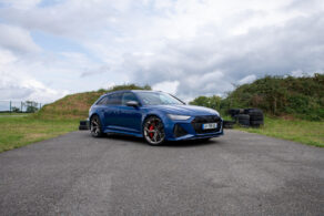 Audi RS 6 Avant performance bleu ascari