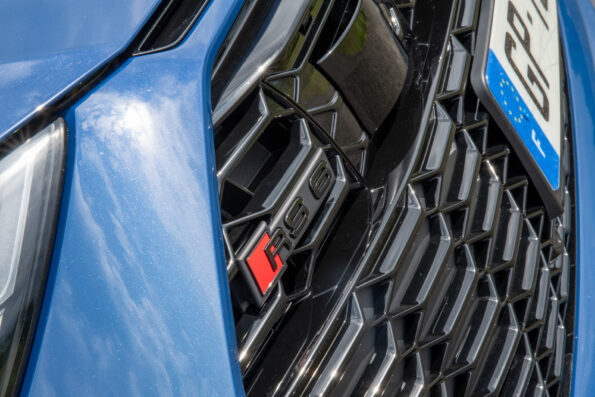 Audi RS 6 Avant performance bleu ascari