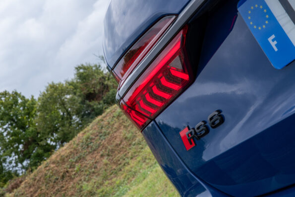 Audi RS 6 Avant performance bleu ascari